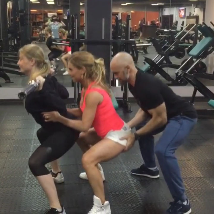 Молодая блондинка совратила тренера по фитнесу прямо в спортзале