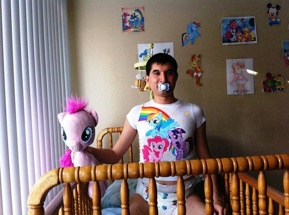 О, а этот уже взрослый, но все время просит сисю