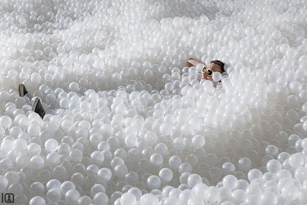 Снимает негатив 