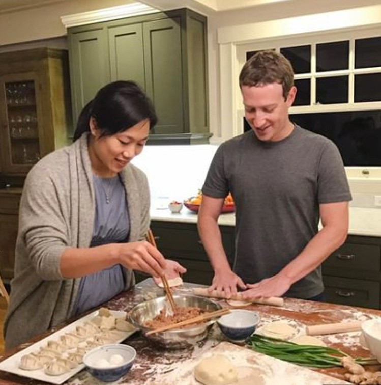 Прекрасно жить традиционной семьёй : жена , муж и фотограф 