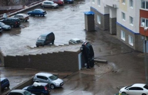 Какой чёрт его туда загнал !?
