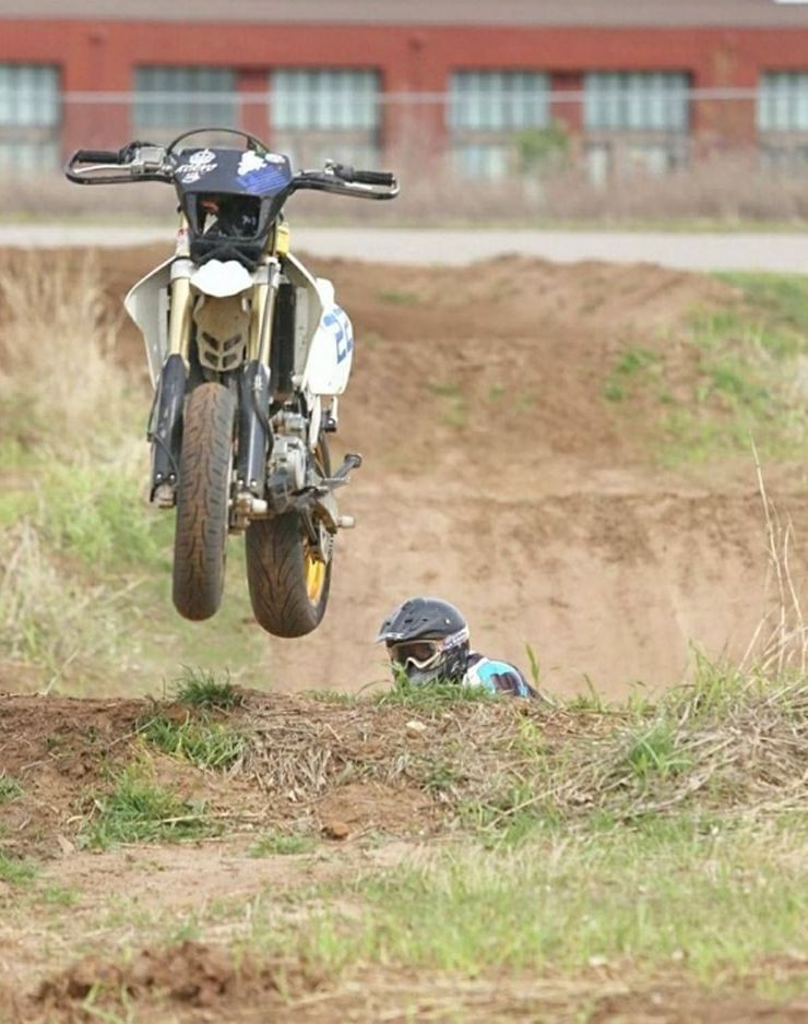 Охотник на диких мотоциклов собирается заарканить жертву 