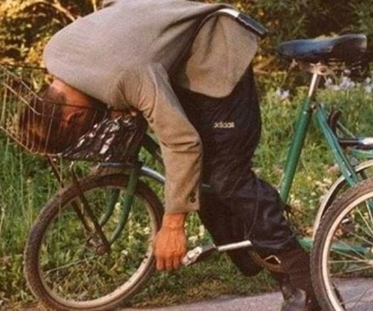 Так вот для чего корзина на велосипеде ...