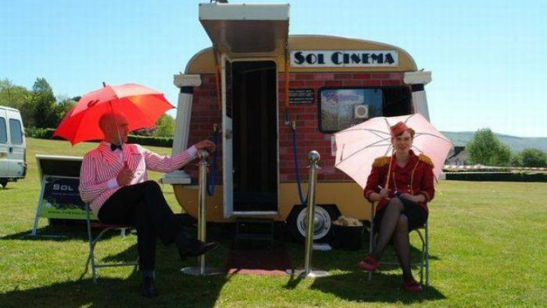 Прикольный походный мини-кинотеатр