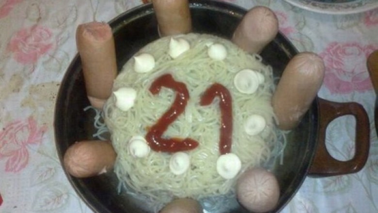 Студент празднует День рождения