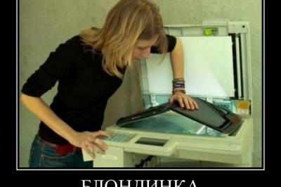 Блондинка сканирует документ