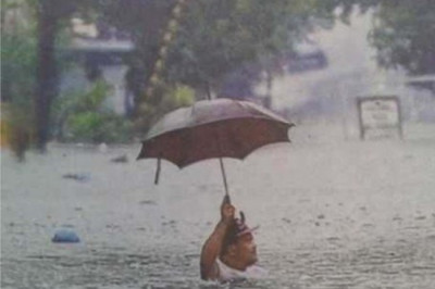 Зонтик от дождя во время наводнения