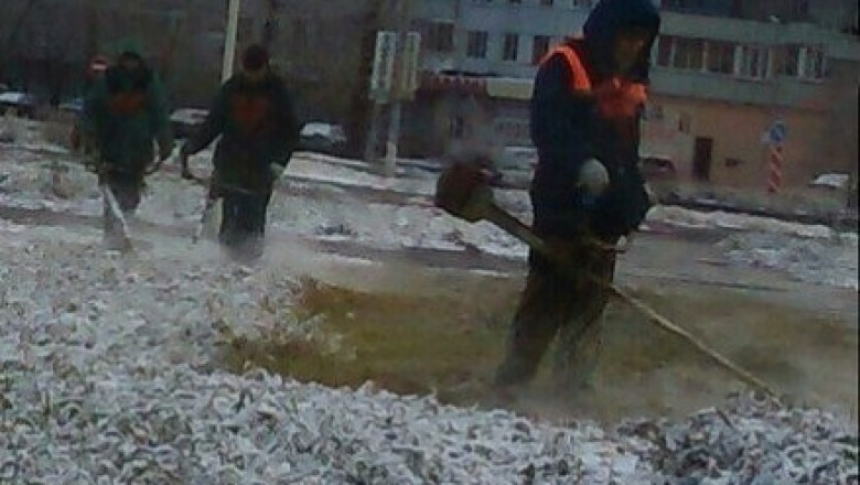 Мужики зимой косят траву