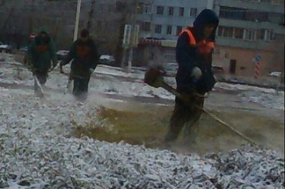 Мужики зимой косят траву