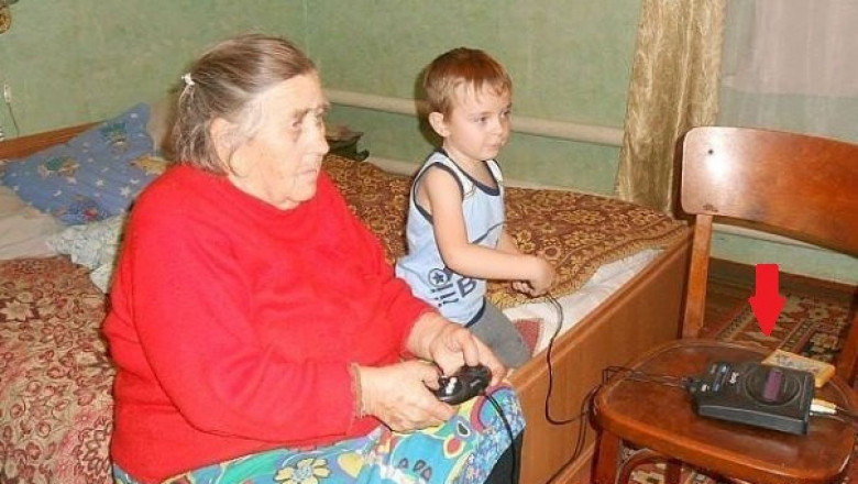 Бабушка и внук играют на приставке