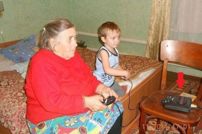 Бабушка и внук играют на приставке