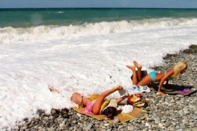 На пляже девки зажигают