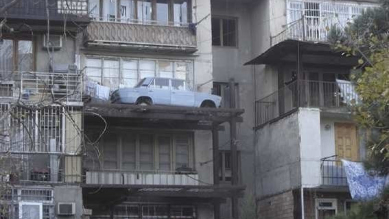 Автомобиль на балконе