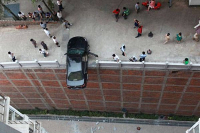 Автомобили на краю