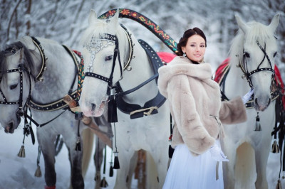 Девушка и тройка