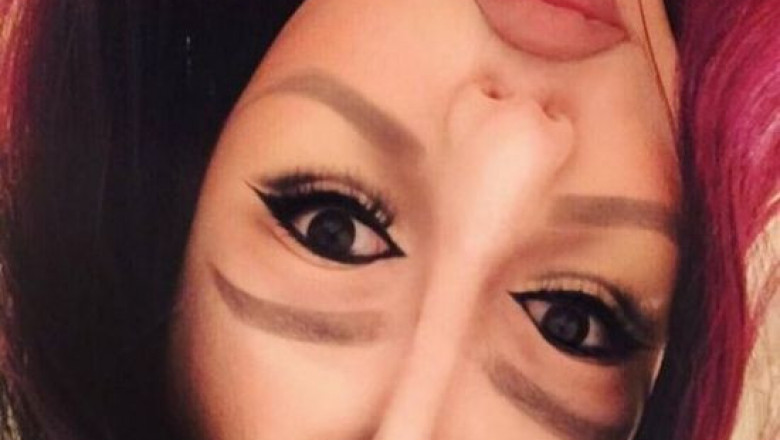 Зрелищные иллюзии на лице девушки-визажиста