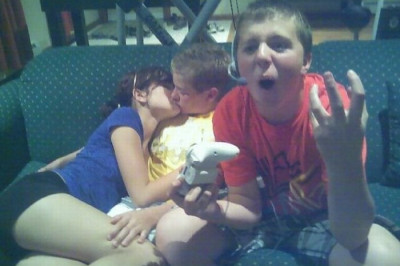 Одни развлекаются другие целуются