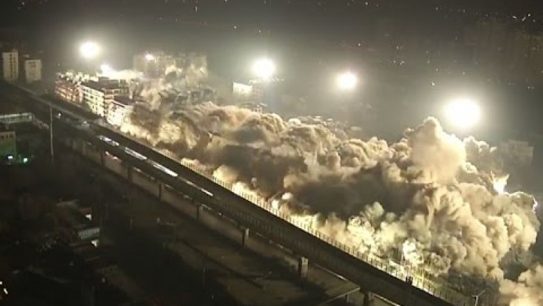 Снос целого квартала за 10 секунд 