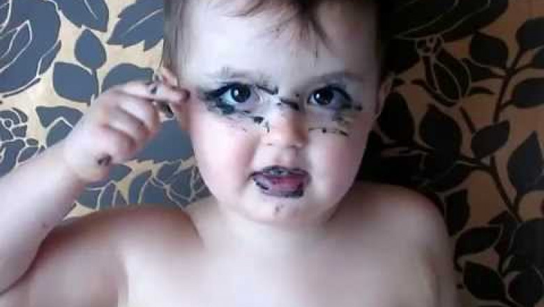 Алиса красит ресницы