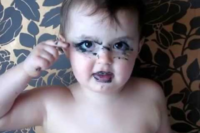 Алиса красит ресницы