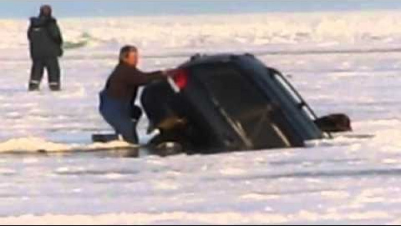 Автомобиль уходит под лед