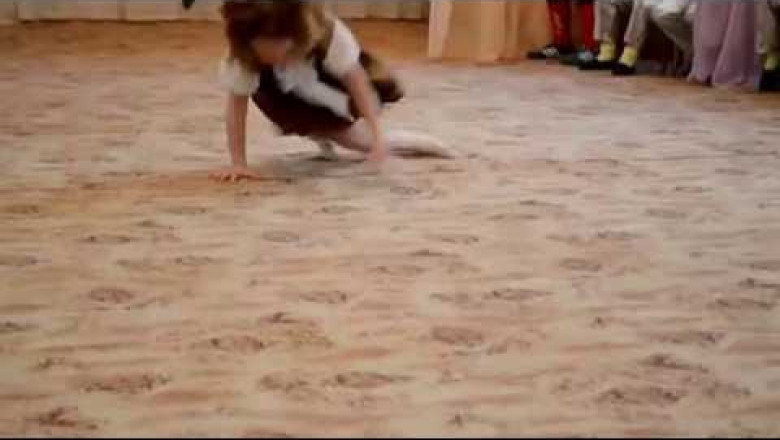 Девочка танцует брейк на детском утреннике