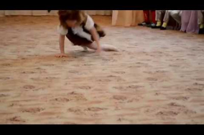 Девочка танцует брейк на детском утреннике