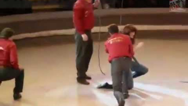 Девушка катается на верблюде в цирке