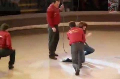 Девушка катается на верблюде в цирке