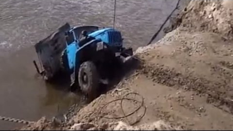 Погрузка Урала с трубами на паром