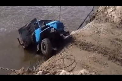 Погрузка Урала с трубами на паром