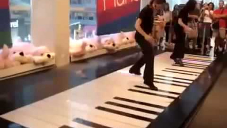 Игра ногами на пианино