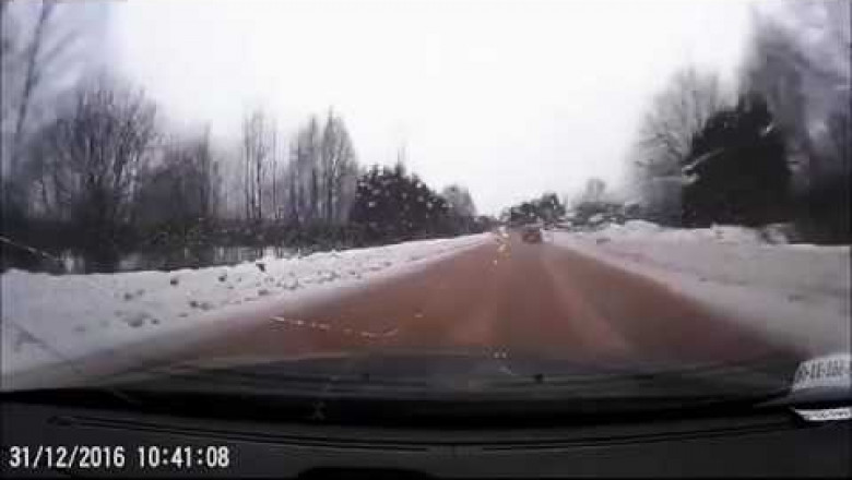 Мастер класс от женщины во время заноса автомобиля на трассе