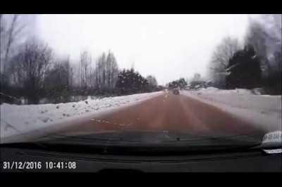 Мастер класс от женщины во время заноса автомобиля на трассе