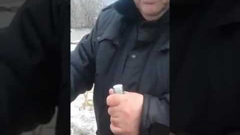 Мужик открывает бутылку армянского коньяка