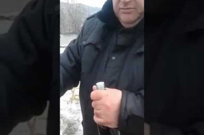 Мужик открывает бутылку армянского коньяка