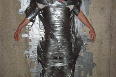 Люди обмотанные скотчем