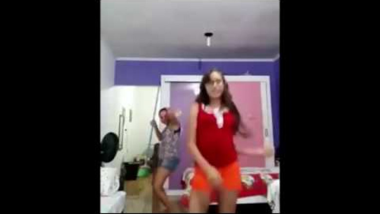 Мать станцевала вместе с дочерью