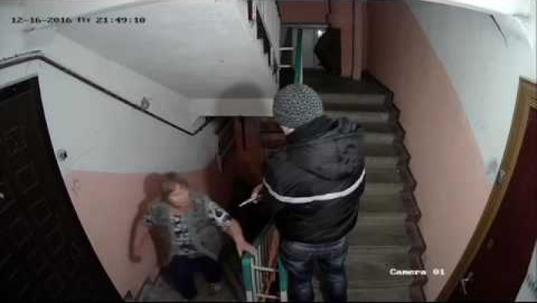 Соседи-хулиганы пытаются сломать видеокамеру