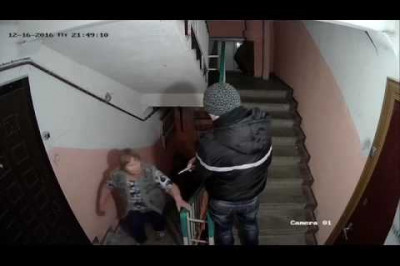 Соседи-хулиганы пытаются сломать видеокамеру