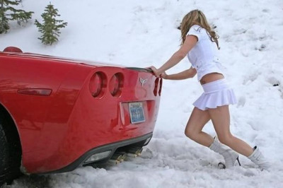 Девушки и застрявшие машины