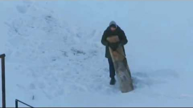 Мужик избил ковер