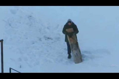 Мужик избил ковер