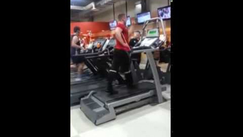 Парень танцует на беговой дорожке