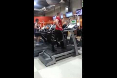 Парень танцует на беговой дорожке