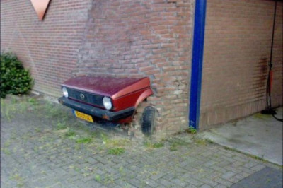 Автомобиль в стене дома