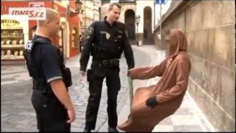 Фокус левитации разоблачен полицией Праги