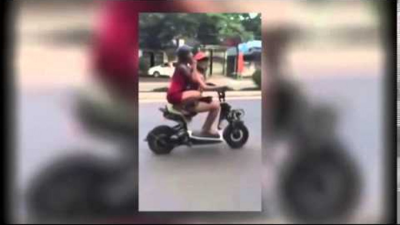 Девочки катаются на мотороллере