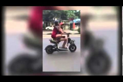 Девочки катаются на мотороллере