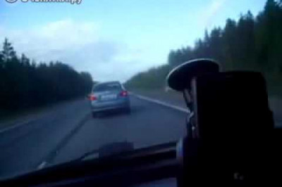 Машина едет полубоком